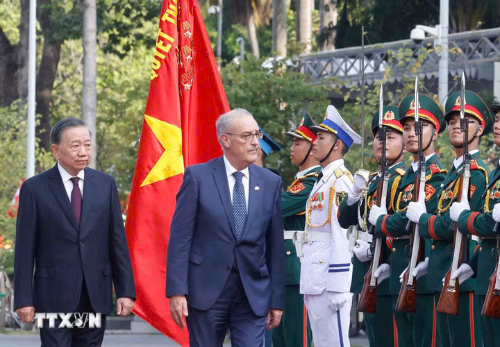 Tổng Bí thư, Chủ tịch nước Tô Lâm và Tổng thống Thụy Sĩ Guy Parmelin duyệt Đội danh dự Quân đội nhân dân Việt Nam