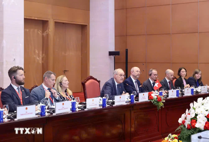 Tổng thống Guy Parmelin và thành viên đoàn cấp cao Thụy Sĩ tại cuộc hội đàm với Tổng Bí thư, Chủ tịch nước Tô Lâm