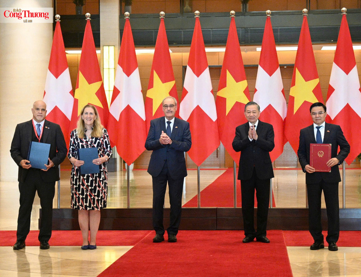 Bà Helene Budliger Artieda, Quốc vụ khanh phụ trách các vấn đề kinh tế Thụy Sĩ và Bộ trưởng Bộ Công Thương Lê Mạnh Hùng trao Văn kiện hợp tác dưới sự chứng kiến của Tổng Bí thư, Chủ tịch nước Tô Lâm và Tổng thống Liên bang Thụy Sĩ Guy Parmelin.