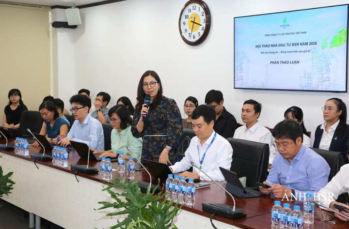 Nhà đầu tư đặt câu hỏi tới BSR. Ảnh: BSR