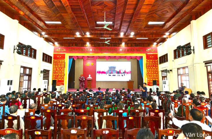 Rất đông bà con nhân dân tham gia chương trình
