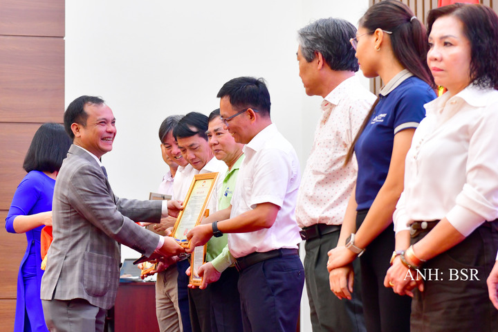 Phó Bí thư Thường trực Tỉnh ủy, Chủ tịch Uỷ ban MTTQ Việt Nam tỉnh Quảng Ngãi U Huấn trao thư cảm ơn BSR cho ông Cao Tuấn Sĩ, Giám đốc NMLD Dung Quất. Ảnh: BSR