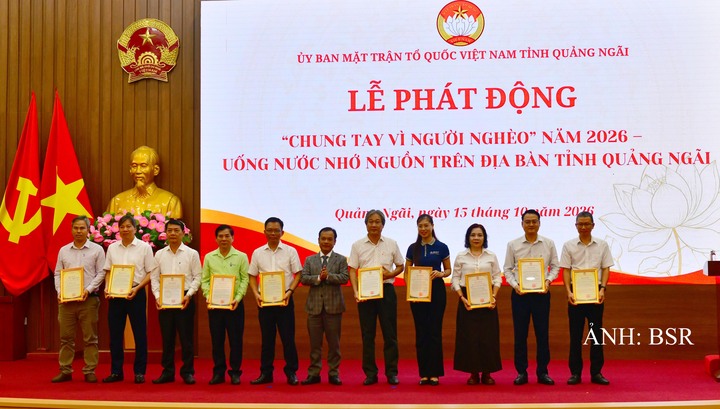 Lãnh đạo tỉnh Quảng Ngãi trao thư cảm ơn các tổ chức, cá nhân đã ủng hộ Quỹ “Vì người nghèo” tỉnh Quảng Ngãi. Ảnh: BSR