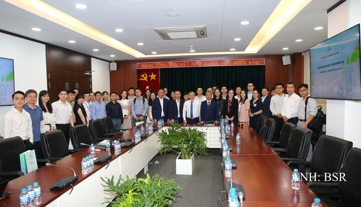 Nhà đầu tư và BSR chụp ảnh sau buổi hội thảo. Ảnh: BSR