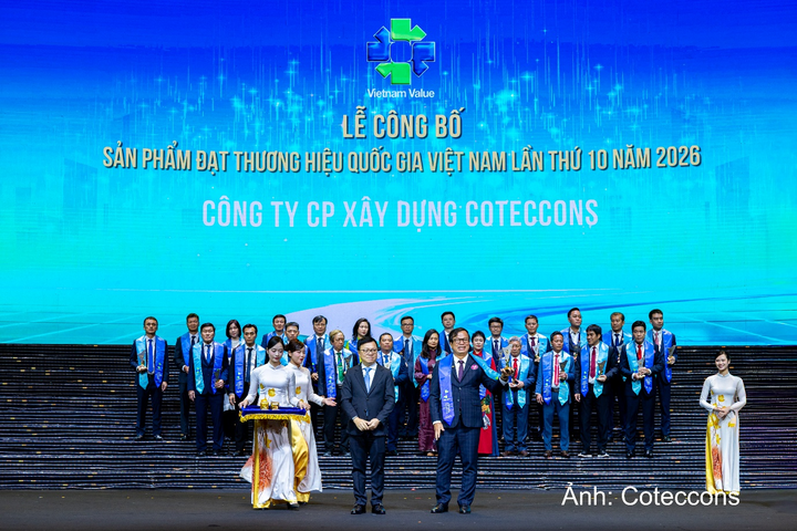 Ông Võ Hoàng Lâm, Thành viên Hội đồng quản trị, Tổng Giám đốc BU1, đại diện Coteccons nhận giải Thương hiệu quốc gia Việt Nam 2026.