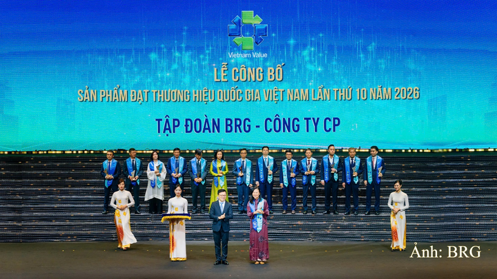 Đại diện Tập đoàn BRG nhận biểu trưng vinh danh Thương hiệu quốc gia 2026.