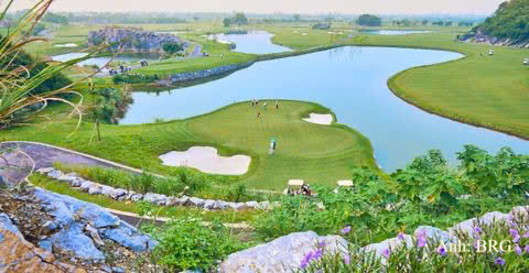 Sân gôn Legend Valley Country Club (Ninh Bình) với 36 hố gôn tiêu chuẩn quốc tế.