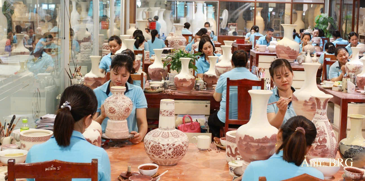 Nét vẽ thủ công của nghệ nhân Gốm Chu Đậu tiếp nối tinh hoa gốm cổ Việt Nam, gìn giữ bản sắc di sản qua từng sản phẩm.