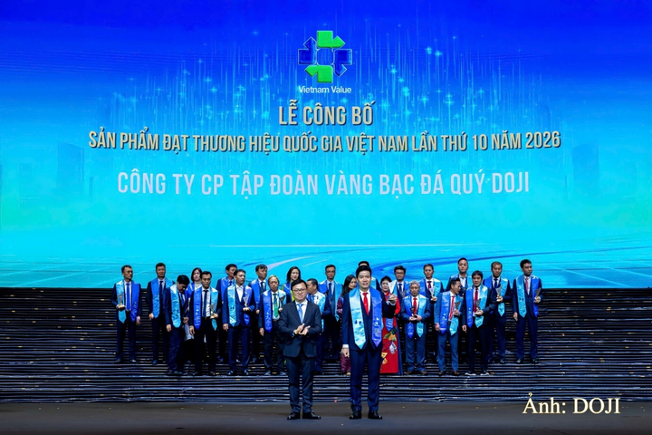 Đại diện DOJI nhận biểu trưng Thương hiệu quốc gia Việt Nam 2026, ghi dấu 16 năm liên tiếp được vinh danh.