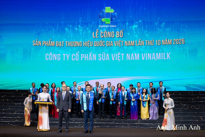Ông Nguyễn Quang Trí, Giám đốc điều hành Marketing Vinamilk, đón nhận danh hiệu Thương hiệu quốc gia Việt Nam lần thứ 10 năm 2026.