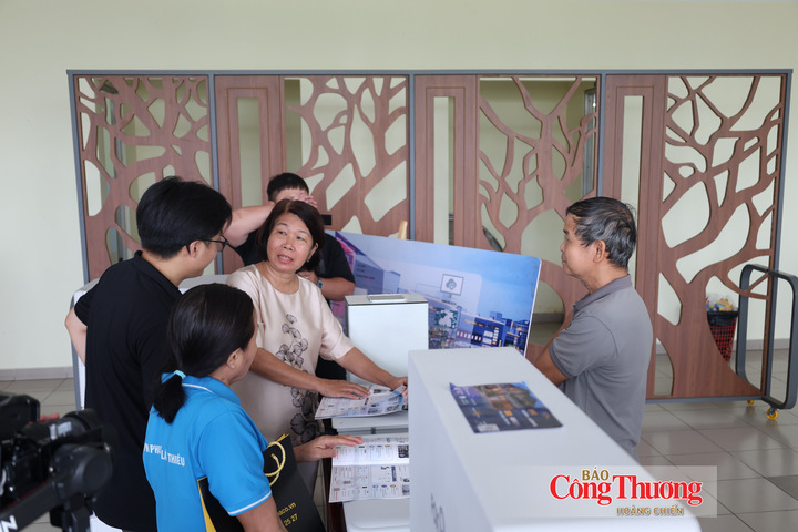 Tại chương trình, người dân được giới thiệu các giải pháp công nghệ điện mặt trời mái nhà kết hợp pin lưu trữ năng lượng.