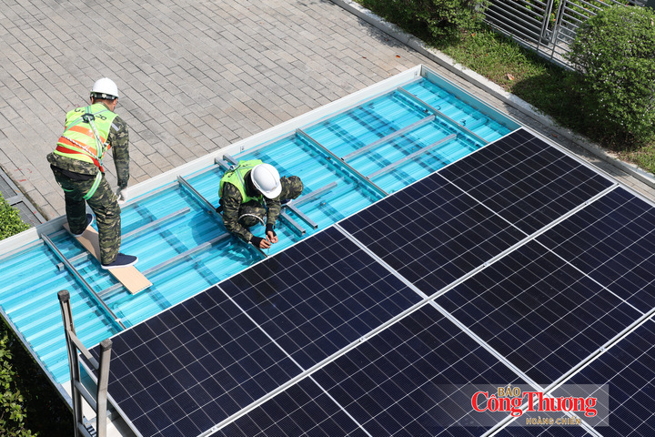 Người dân được chứng kiến quy trình lắp đặt điện mặt trời mái nhà từ đội ngũ kỹ thuật Công ty LITHACO thực hiện.
