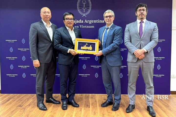 BSR tặng quà lưu niệm cho Đại sứ quán Argentina tại Hà Nội. Ảnh: BSR