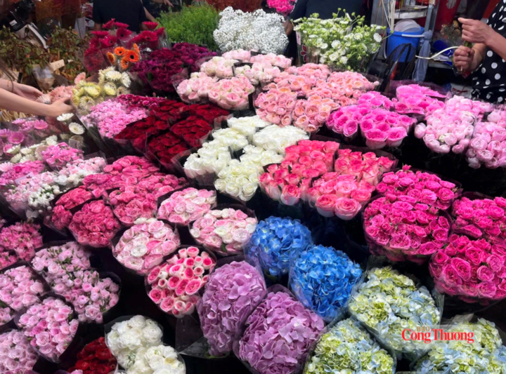 Nhiều mẫu hoa tươi được thiết kế đa dạng về kiểu dáng, màu sắc, đáp ứng nhu cầu tặng quà dịp 20/10. Ảnh: Bình An