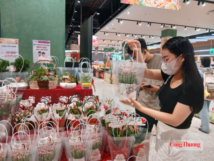 Hoa sáp, hoa nhũ cùng nhiều sản phẩm quà tặng được bày bán phục vụ nhu cầu mua sắm dịp 20/10.