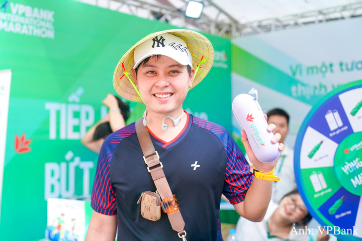 Ngập tràn quà tặng thiết thực được gửi đến những vận động viên tham gia trò chơi tại gian hàng của VPBank.