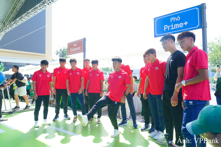 Dàn cầu thủ trẻ PVF hào hứng trải nghiệm mini game “Bứt phá đỉnh cao” tại gian hàng VPBank Prime.