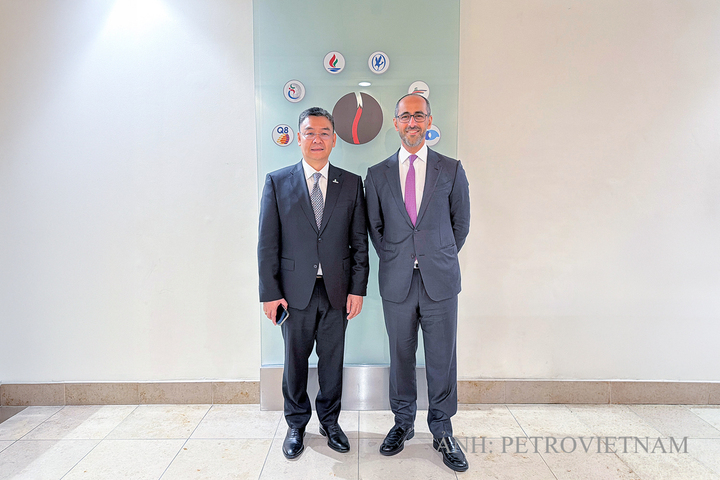 Ông Lê Mạnh Cường, Tổng Giám đốc Petrovietnam và ông Shaikh Nawaf S. Al-Sabah, Phó Chủ tịch kiêm Tổng Giám đốc KPC chụp ảnh lưu niệm tại buổi làm việc ở London. Ảnh: Petrovietnam