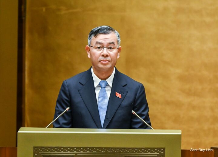 Bộ trưởng Bộ Tài chính Ngô Văn Tuấn, thừa ủy quyền của Thủ tướng Chính phủ, trình bày Tờ trình của Chính phủ về dự án Luật Phát triển doanh nghiệp nhỏ và vừa.