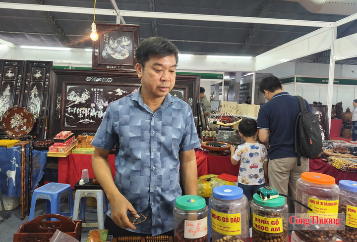 Ông Nguyễn Văn Luật tại gian hàng trong khuôn khổ Hội chợ quốc tế quà tặng hàng thủ công mỹ nghệ Hà Nội năm 2026 (Hanoi Giftshow 2026).