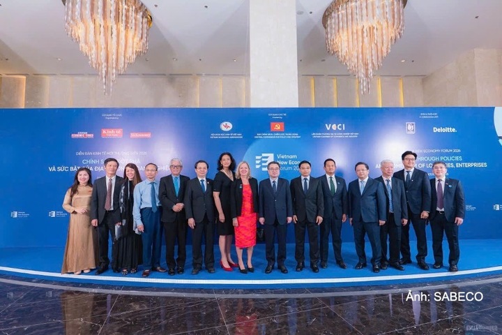 Các đại diện lãnh đạo doanh nghiệp chụp ảnh cùng Phó Thủ tướng Chính phủ Nguyễn Văn Thắng và TS. Nguyễn Thanh Nghị, Trưởng Ban Chính sách, Chiến lược Trung ương tại Diễn đàn Kinh tế mới Việt Nam 2026.