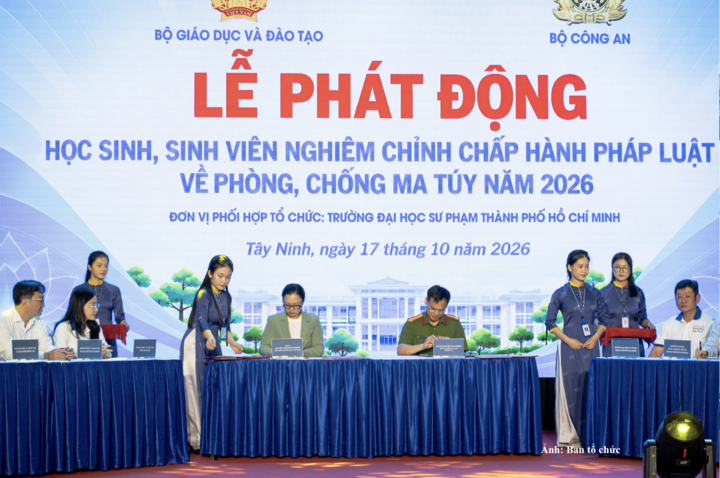 Đại diện các Sở Giáo dục và Đào tạo, cơ sở giáo dục đại học, cao đẳng, nghề nghiệp đã thực hiện nghi thức ký cam kết tại buổi lễ.