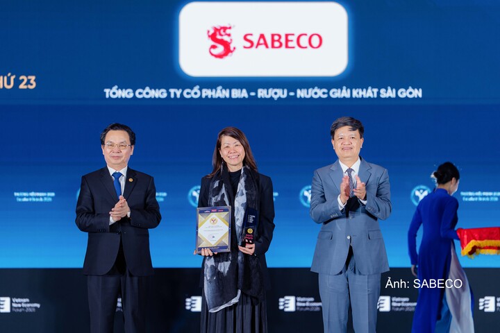 Bà Patsy Lim - Phó tổng giám đốc SABECO - đại diện doanh nghiệp lên nhận giải tại sự kiện vinh danh Chương trình Thương hiệu mạnh Việt Nam 2026.