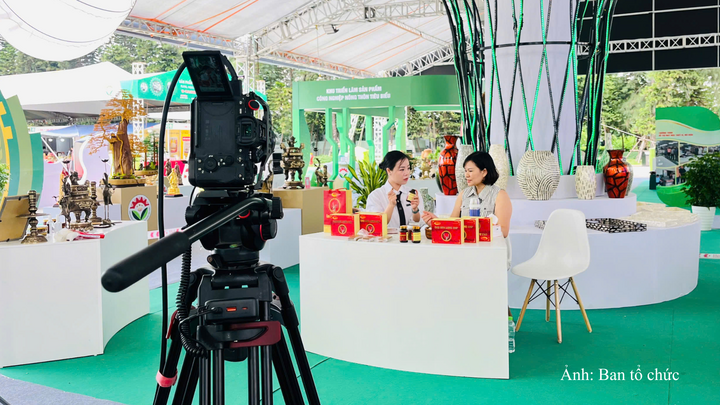 Trong khuôn khổ Hội chợ, Ban tổ chức sẽ triển khai hoạt động livestream quảng bá sản phẩm nhằm tăng khả năng tiếp cận khách hàng và quảng bá thương hiệu doanh nghiệp trên các nền tảng số.