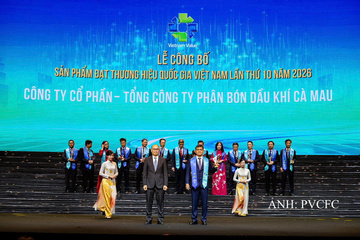 Ông Văn Tiến Thanh, Chủ tịch HĐQT PVCFC nhận biểu trưng Thương hiệu quốc gia Việt Nam lần thứ 10 năm 2026. Ảnh: PVCFC