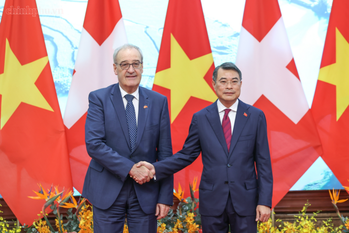 Thủ tướng Chính phủ Lê Minh Hưng hội kiến Tổng thống Thụy Sĩ Guy Parmelin - Ảnh: chinhphu.vn/Nhật Bắc