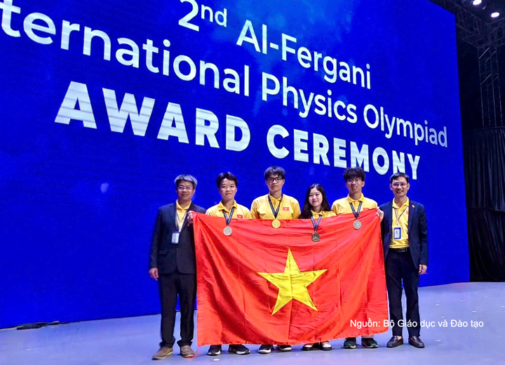 Đoàn học sinh Việt Nam tại FiPhO 2026 (Từ trái qua phải: PGS.TS Phạm Văn Hải, em Trương Bá Chí Thành, em Lê Bá Tuấn Việt, em Lê Hồng Nhân, em Tăng Hạo Nhiên và PGS.TS Nguyễn Công Toản).
