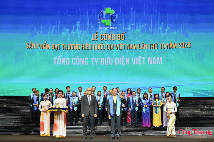Thứ trưởng Bộ Công Thương Lương Hoàng Thái trao cup vinh danh cho Tổng công ty Bưu điện Việt Nam.
