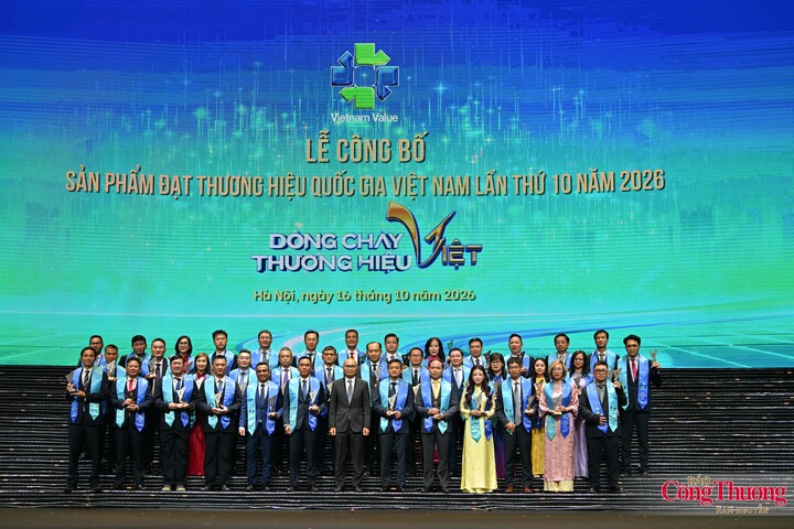Thứ trưởng Bộ Công Thương Lương Hoàng Thái chụp ảnh chung với các đại diện các doanh nghiệp được vinh danh.