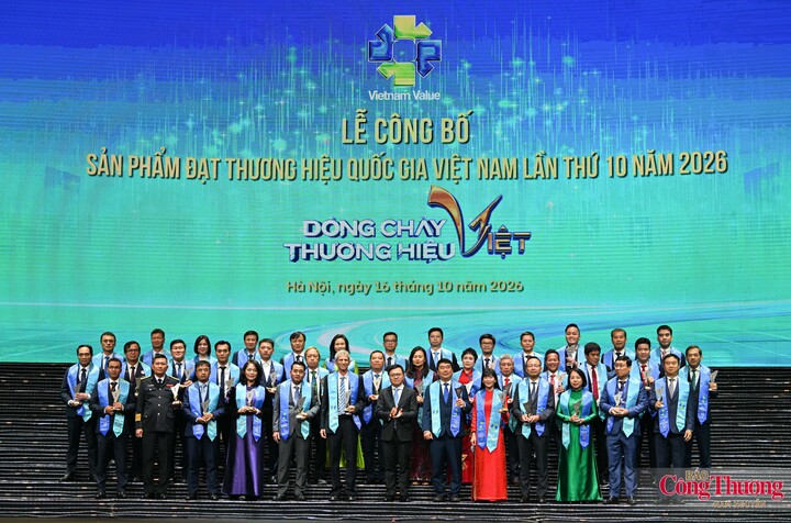 Tổng Biên tập Báo Nhân Dân, Phó Trưởng Ban Tuyên giáo Trung ương, Chủ tịch Hội Nhà báo Lê Quốc Minh chụp ảnh chung với các đại diện các doanh nghiệp được vinh danh.