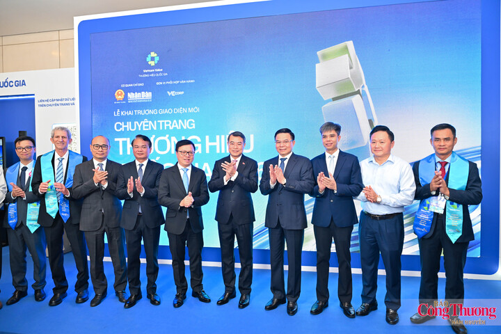 Thủ tướng Lê Minh Hưng cùng các đại biểu tại không gian Lễ khai trương giao diện mới Chuyên trang Thương hiệu quốc gia của Báo Nhân Dân.