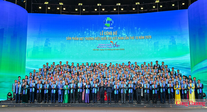Thủ tướng Chính phủ Lê Minh Hưng và Bộ trưởng Bộ Công Thương Lê Mạnh Hùng cùng đại diện các doanh nghiệp được tôn vinh tại buổi lễ.