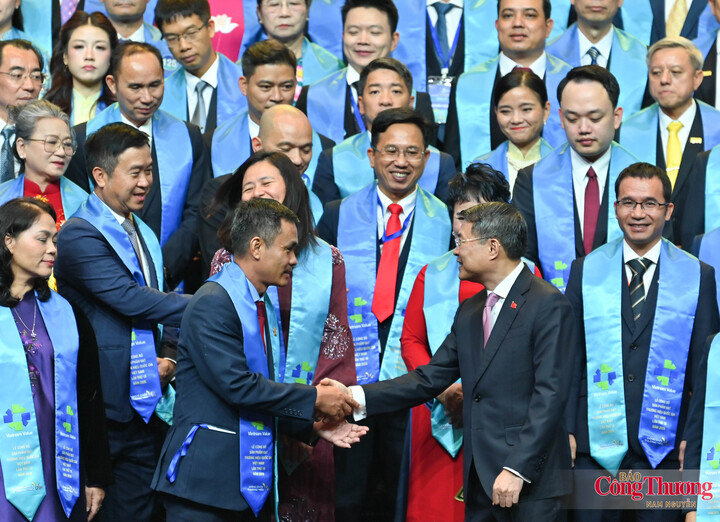 Thủ tướng Chính phủ Lê Minh Hưng bắt tay chúc mừng đại diện các doanh nghiệp được vinh danh.