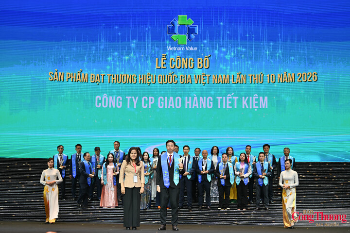 Bà Nguyễn Thị Sự, Phó Tổng giám đốc Thông tấn xã Việt Nam trao cup vinh danh cho Công ty Cổ phần Giao Hàng Tiết Kiệm.