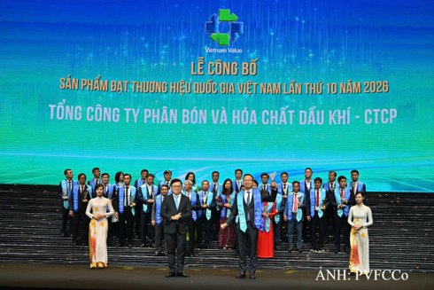 Tổng giám đốc Phan Công Thành đại diện PVFCCo-Phú Mỹ nhận vinh danh tại Lễ công bố. Ảnh: PVFCCo