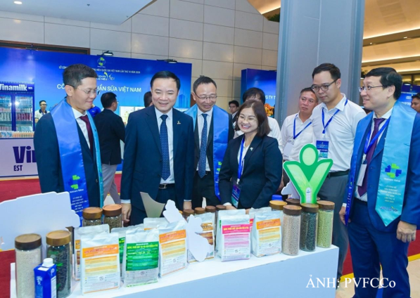 Chủ tịch HĐTV Petrovietnam Lê Ngọc Sơn và đoàn đại biểu Tập đoàn tham quan và đánh giá cao các sản phẩm mới của PVFCCo-Phú Mỹ. Ảnh: PVFCCo