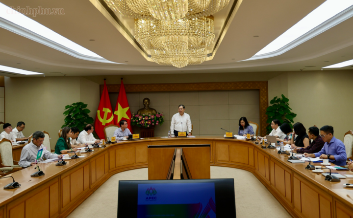 Phó Thủ tướng Thường trực Chính phủ Phạm Gia Túc, Chủ tịch Ủy ban quốc gia APEC 2027 chủ trì cuộc họp cho ý kiến về các phương án biểu trưng APEC Việt Nam 2027 - Ảnh: chinhphu.vn/Phương Nguyên