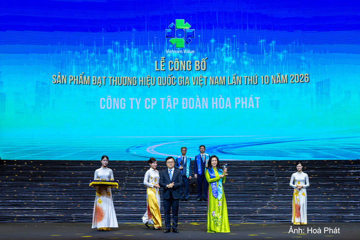 Bà Trần Thị Thu Hiền, Phó Tổng Giám đốc Tập đoàn đại diện Hòa Phát nhận cúp và chứng nhận Thương hiệu quốc gia.