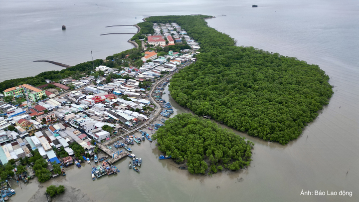 Xã đảo Thạnh An nằm cách trung tâm TP. Hồ Chí Minh khoảng 70 km, hoàn toàn tách biệt với đất liền.