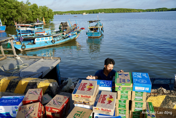 Do xã đảo Thạnh An nằm ở vị trí biệt lập nên việc vận chuyển hàng hoá đều thông qua đường thủy.