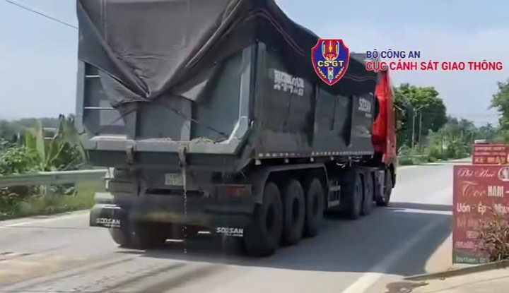 Xe chở cát để nước chảy xuống đường.