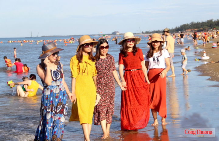 Du khách muôn phương lưu giữ những khoảnh khắc đẹp khi về với Cửa Lò.