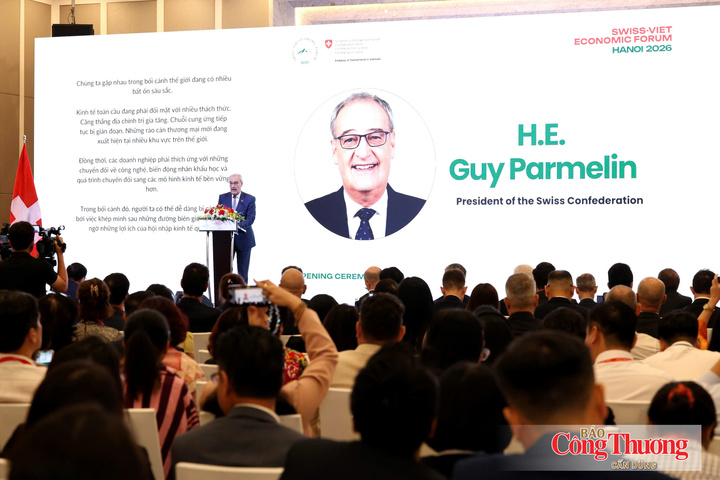Tổng thống Liên bang Thụy Sĩ kiêm Bộ trưởng Bộ Kinh tế, Giáo dục và Nghiên cứu Guy Parmelin phát biểu tại sự kiện.