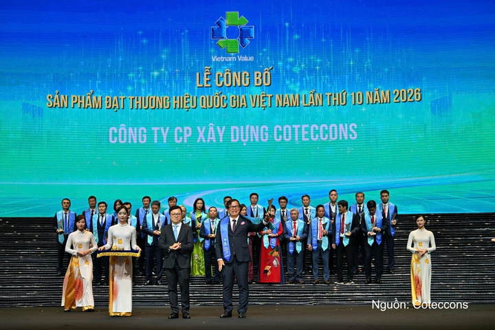 Ông Võ Hoàng Lâm, Thành viên Hội đồng quản trị, Tổng Giám đốc BU1, đại diện Coteccons nhận giải Thương hiệu quốc gia Việt Nam 2026.