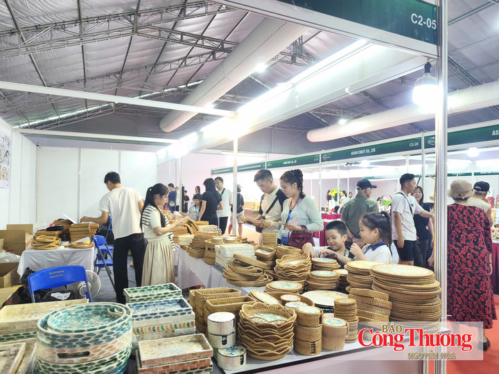 Sản phẩm công nghiệp nông thôn hấp dẫn du khách.