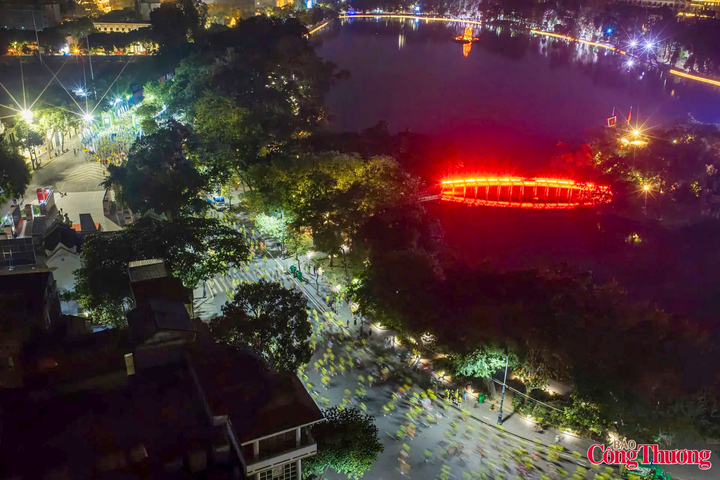 Hơn 11.000 runner cùng “thắp sáng” cung đường mùa thu Hà Nội tại VPIM 2026. Trong ảnh: Các vận động viên chạy qua khu vực Hồ Hoàn Kiếm.